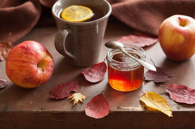 Chaud citron miel thé réchauffement boisson écharpe confortable feuilles d'automne