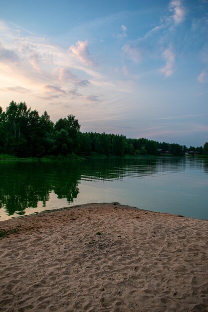 Chaud coucher de soleil d'été sur la Volga