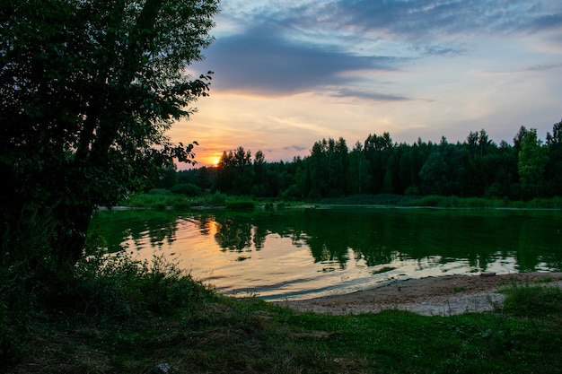 Chaud coucher de soleil d'été sur la Volga