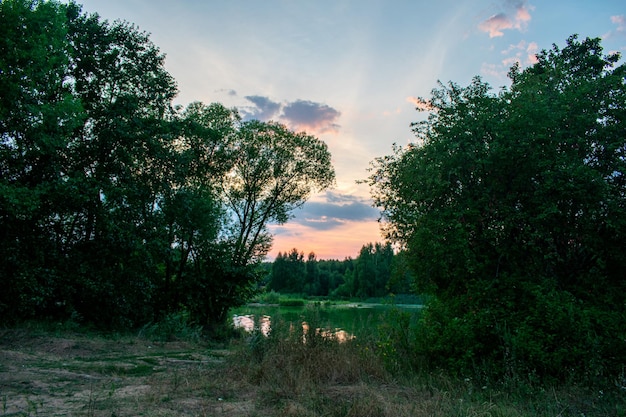 Chaud coucher de soleil d'été sur la Volga