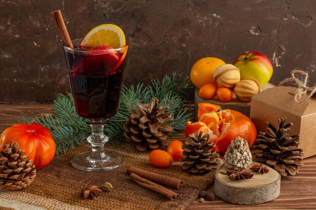 Chaud nouvel an vin chaud branches d'épinette agrumes l'atmosphère de noël et nouvel an