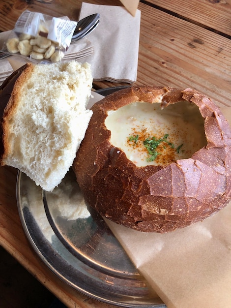 Chaudrée de palourdes dans un bol de pain soupe crème maison