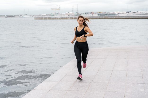 Échauffement femme coureur homme exercices de fitness préparation à l'entraînement Motivation pour un mode de vie sain