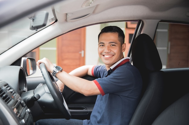 Chauffeur asiatique souriant