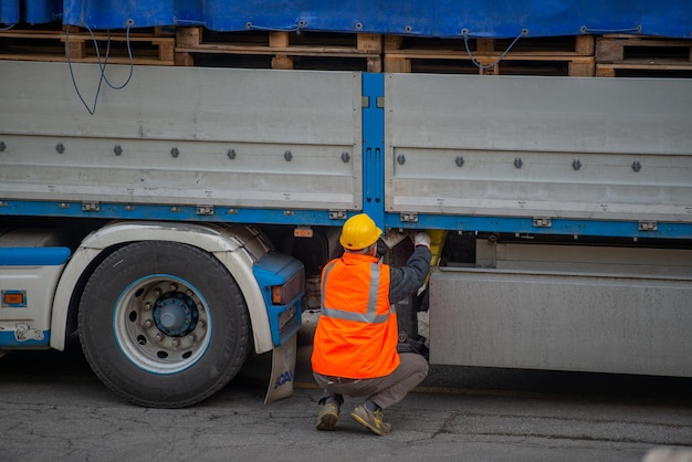 Chauffeur de camion fixant la charge