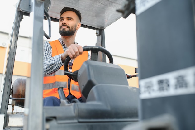 Chauffeur de chariot élévateur amical au travail