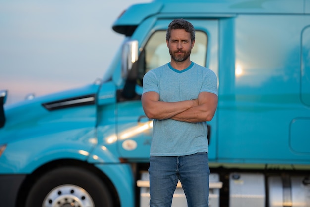 Un chauffeur hispanique près d'un camion, un propriétaire de camion, un chauffeur de camions, un bel homme hispanique, un camionneur, un propriétaire.