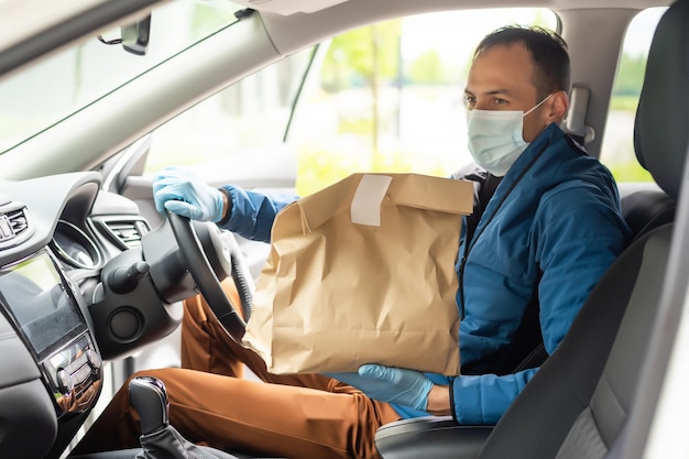 Chauffeur-livreur conduisant avec des colis sur le siège.