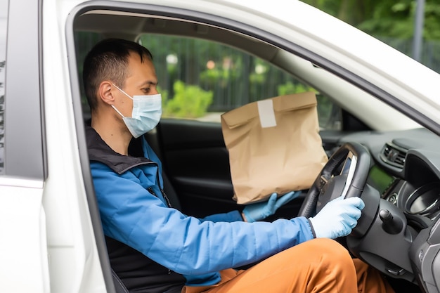 Chauffeur-livreur conduisant avec des colis sur le siège.