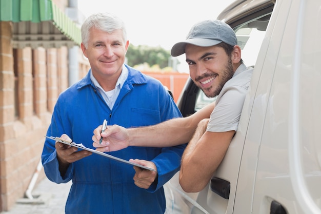 Photo chauffeur-livreur montrant le client où signer