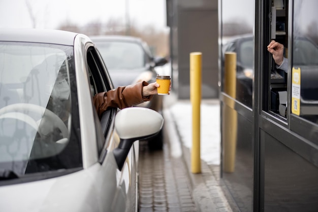 Chauffeur prend le café sur le pouce