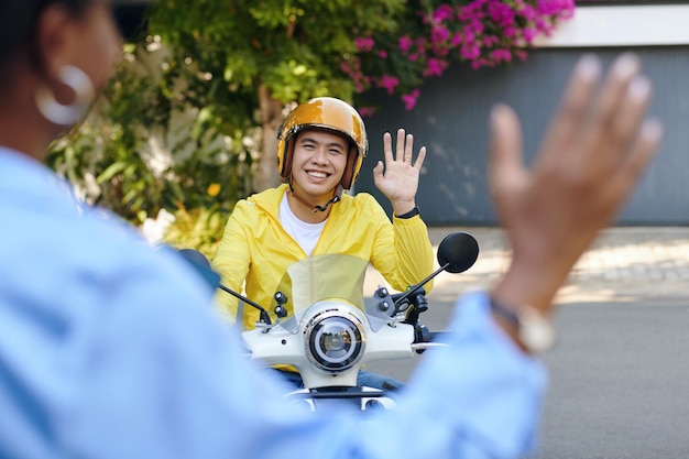 Un chauffeur de taxi accueille un passager.