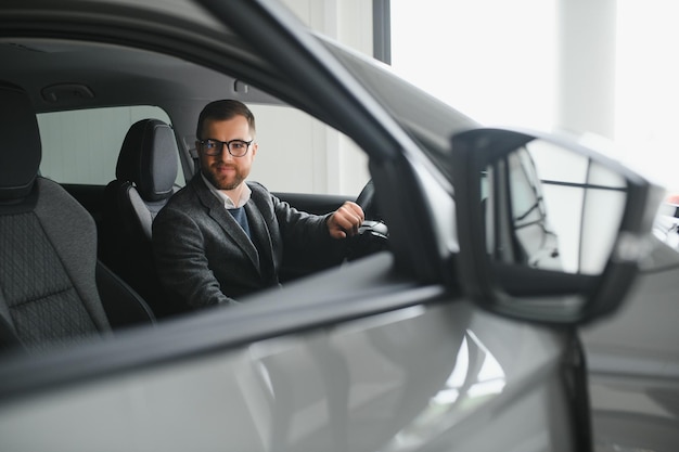 Chauffeur de taxi beau mâle en voiture