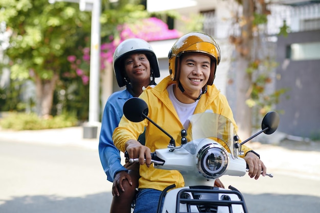 Un chauffeur de taxi à moto souriant