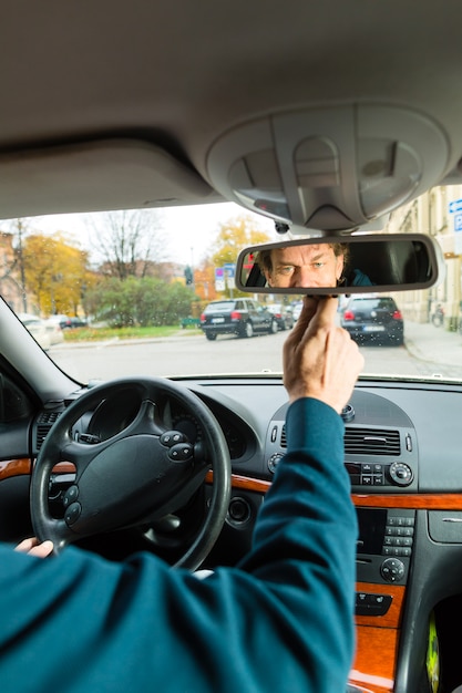 Un chauffeur de taxi regarde dans le rétroviseur