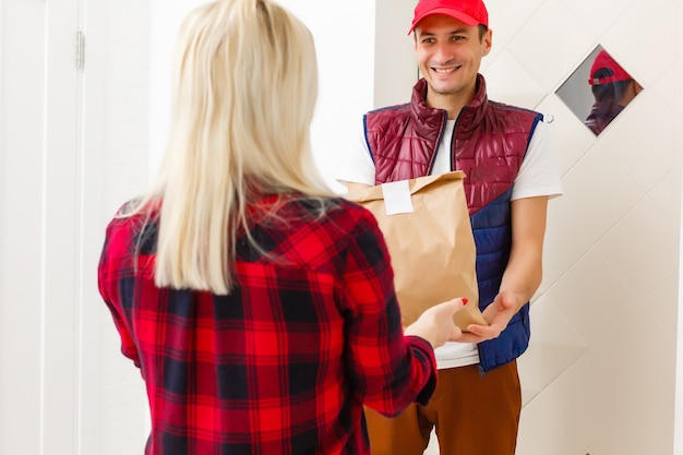 Photo chauffeur tenant un sac en papier, livrant une commande d'épicerie en ligne