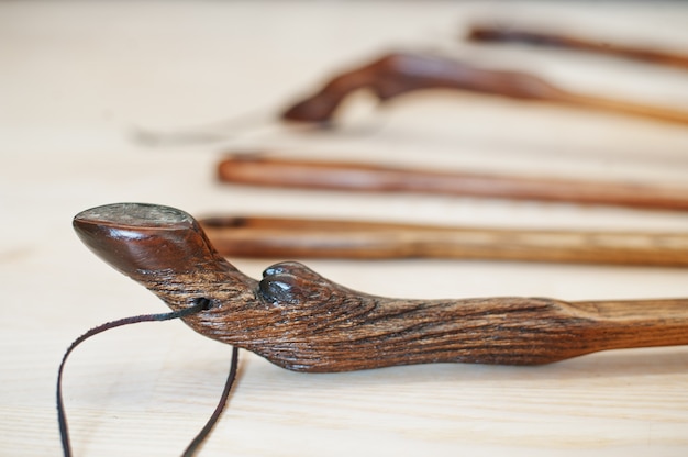 Photo chausse-pied en bois de chêne sculpté à la main. accessoires de chaussures. cuillère de style maison.