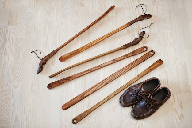 Chausse-pied en bois de chêne sculpté à la main. Accessoires de chaussures. Cuillère de style maison.