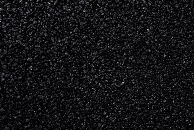 chaussée d'asphalte avec une belle texture noire et éclairée avec une lumière douce.