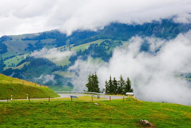 Chaussée dans le village de Boltigen avec Alpes suisses au col du Jaun, canton de Fribourg en Suisse.