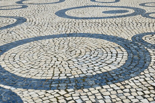 Chaussée d'époque faite de pavés à l'extérieur dans la rue du centre-ville d'Aveiro Portugal