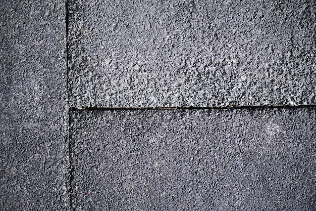 La chaussée de la passerelle piétonne en pavé gris ferme la vue de dessus de la texture