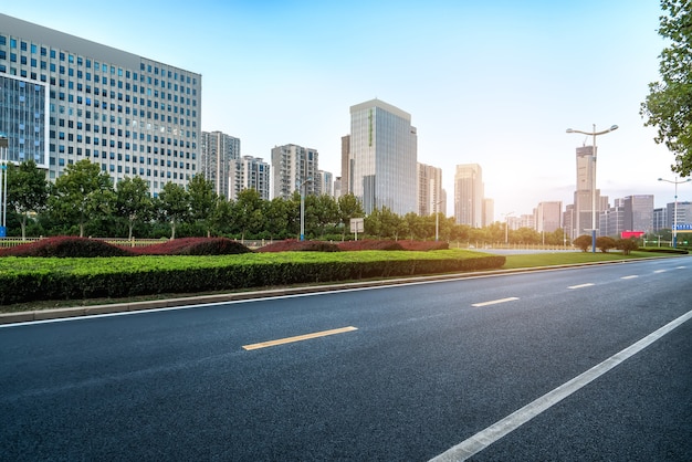 Chaussée de la route et bâtiment moderne dans le quartier financier de Jinan