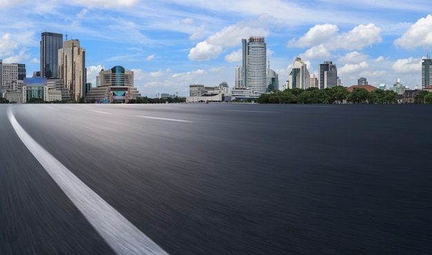 Chaussée de la route et horizon de construction d'architecture de Ningbo