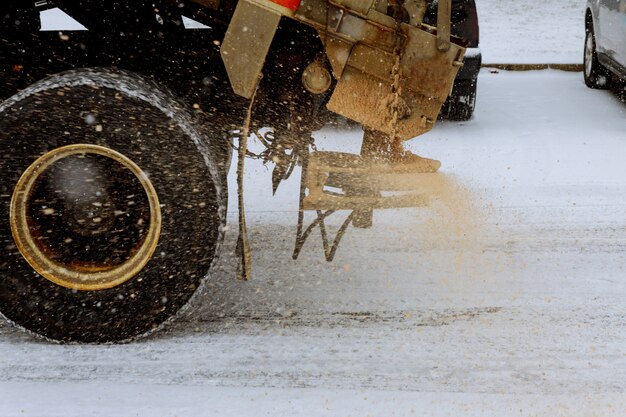 Chaussée De Sable Gros Chasse-neige Rouge Lors De Chutes De Neige Et De Glace