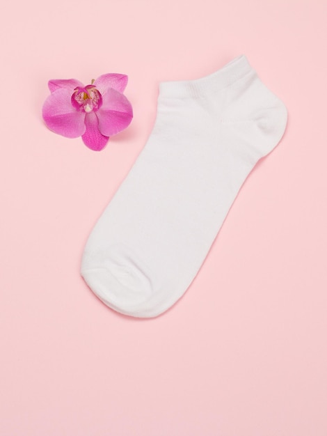 Une chaussette femme sur fond rose