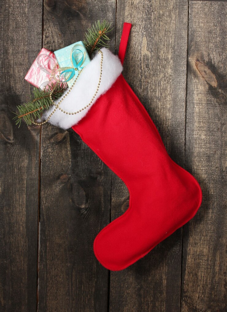 Photo chaussette de noël avec des cadeaux sur fond de bois