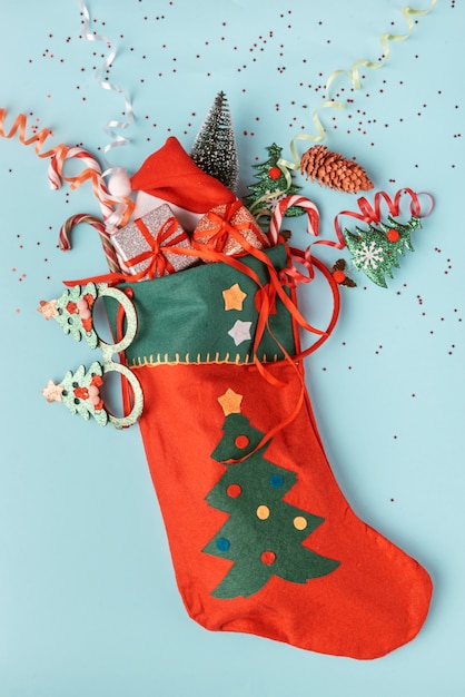 Chaussette de Noël avec des cadeaux isolés