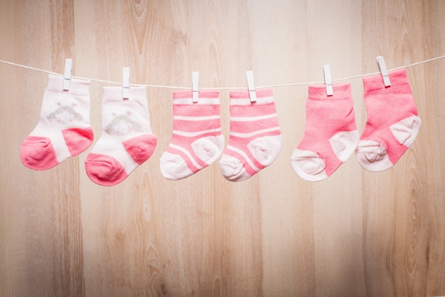 Chaussettes bébé fille attachées à la corde