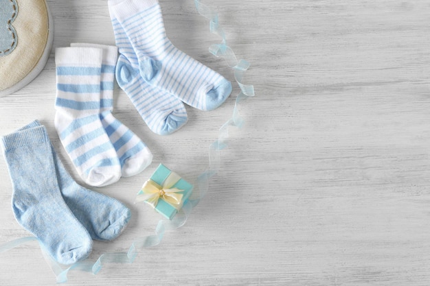 Chaussettes bébé sur fond de bois