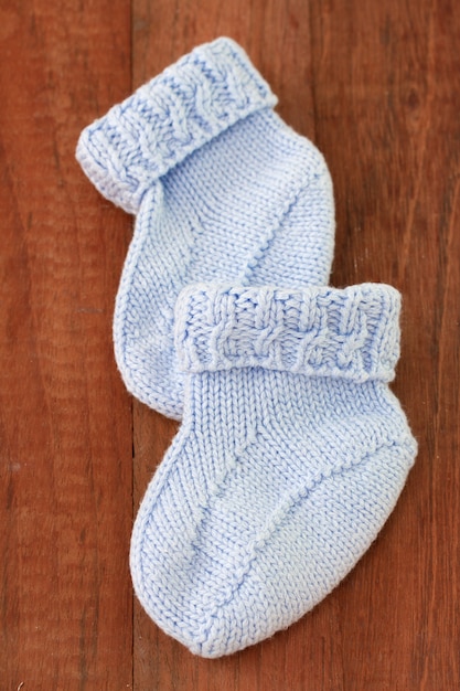 Chaussettes bébé sur une surface sombre