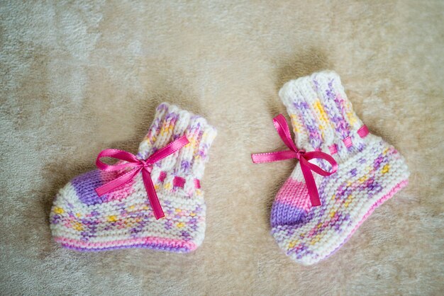 Chaussettes bébé tricotées sur un fond en bois.