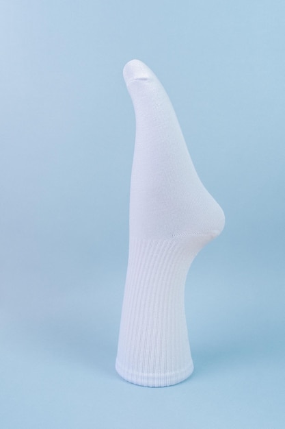 chaussettes blanches en coton sur fond bleu marque de logo publicitaire