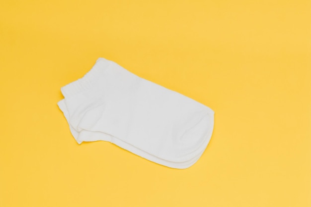 Chaussettes blanches sur fond jaune