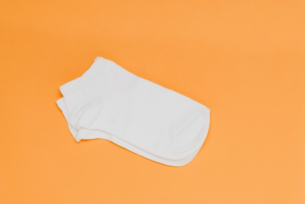 Chaussettes blanches sur fond