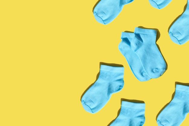 Photo chaussettes bleu bébé sur fond clair vêtements pour enfants