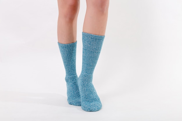 Chaussettes bleues en coton aux pieds d&#39;une belle femme.