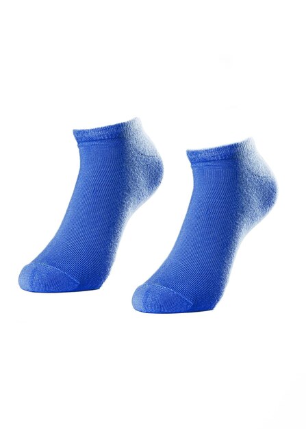 Chaussettes bleues courtes sur fond blanc isolé