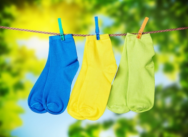 Chaussettes colorées suspendues à une corde