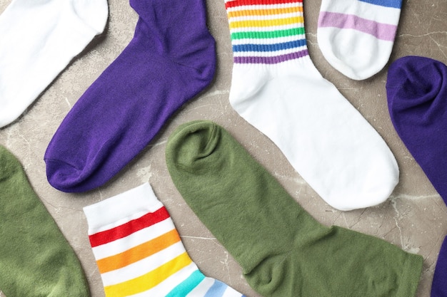 Chaussettes de différentes couleurs sur fond texturé gris