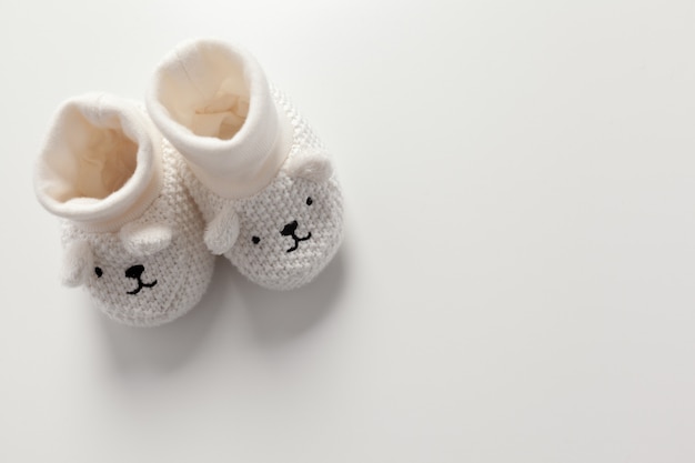 Chaussettes enfants mignons isolés sur blanc