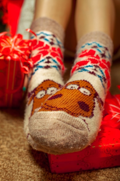 Chaussettes femme macro avec photo amusante dessus. Ambiance de Noël. Nouvelle année.