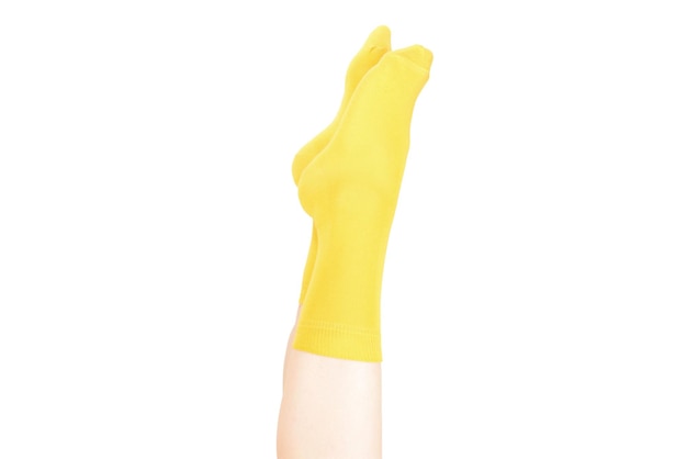 Chaussettes jaunes sur pied femme isolé sur fond blanc