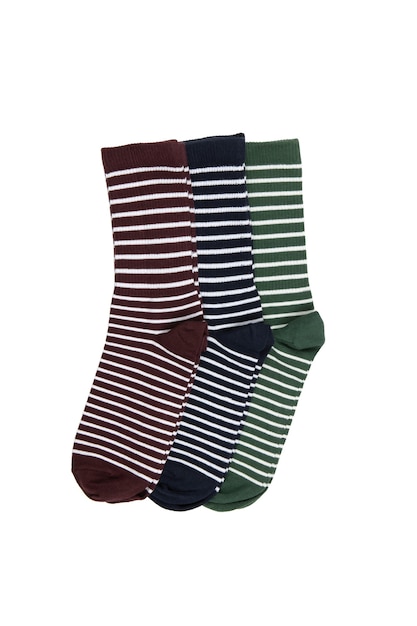 Chaussettes multicolores à rayures, vert foncé, bordeaux, bleu, isolés sur une surface blanche, platement, style minimal.