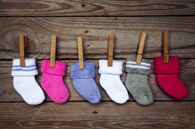 Chaussettes multicolores tricotées sur un bois