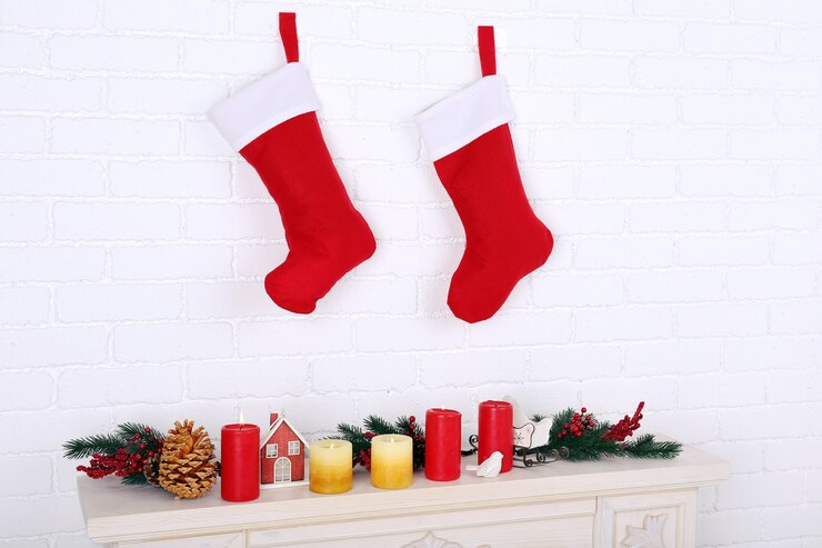 Photo chaussettes de noël accrochées au mur au-dessus de la cheminée